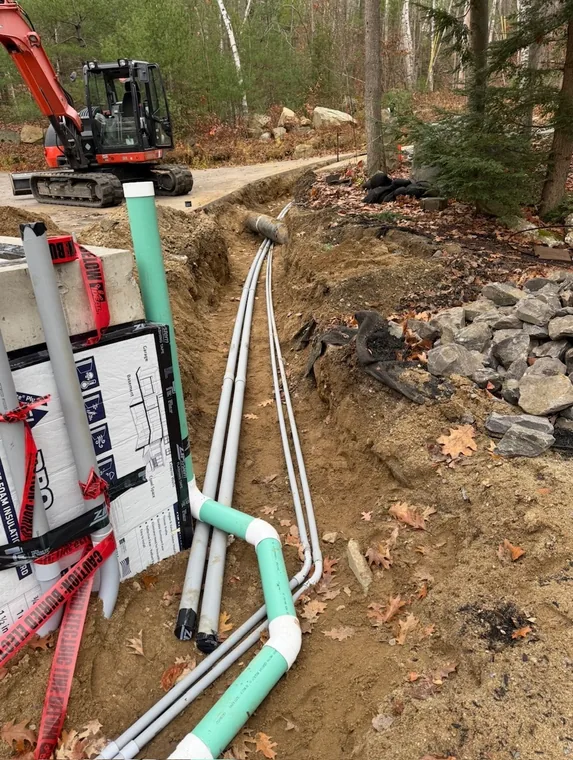 Power conduit and sewer brought into the foundation in one trench